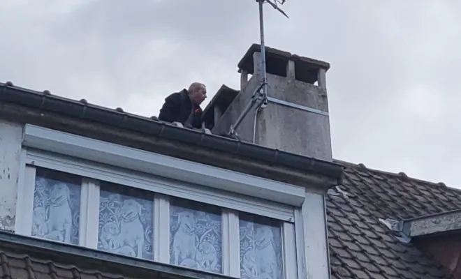 Démontage de support et chapeau de cheminée , Amiens, Steevy Couverture