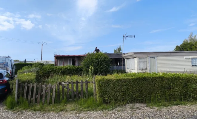 Changement de bâche sur une avancée d'un mobil home au Crotoy